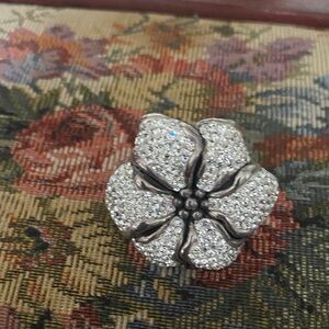Elegant Silver Flower Ring